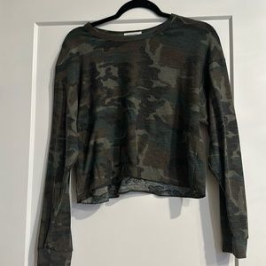 Women’s medium long sleeve long cropped camo top